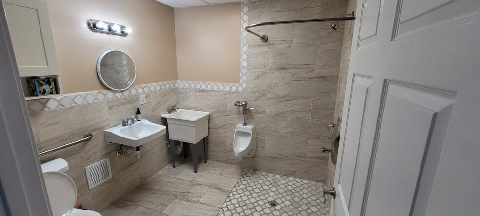 More Photos Of 3374 E Atherton Rd, Burton Freestanding For Lease