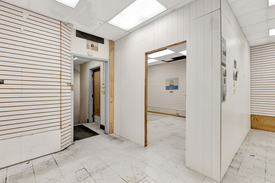 More Photos Of 925 E McMillan St, Cincinnati Storefront For Lease