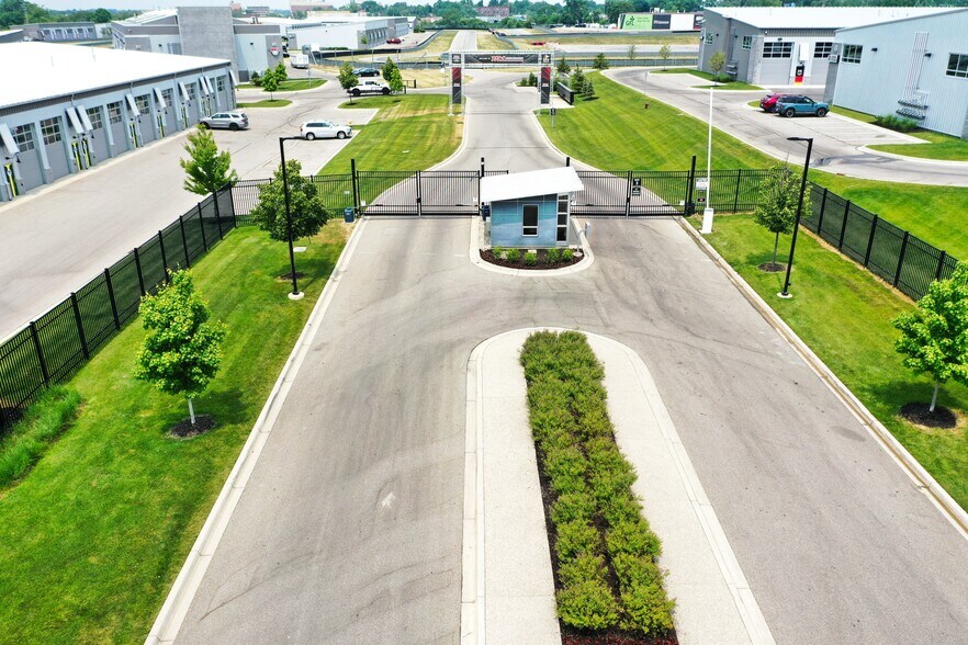 More Photos Of 40-41 Straightaway Dr, Pontiac Parking Garage For Sale