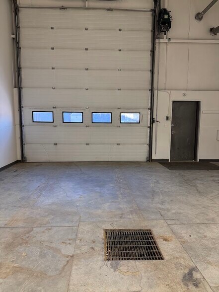 More Photos Of 11113 83 Av, Fort Saskatchewan Warehouse For Sale