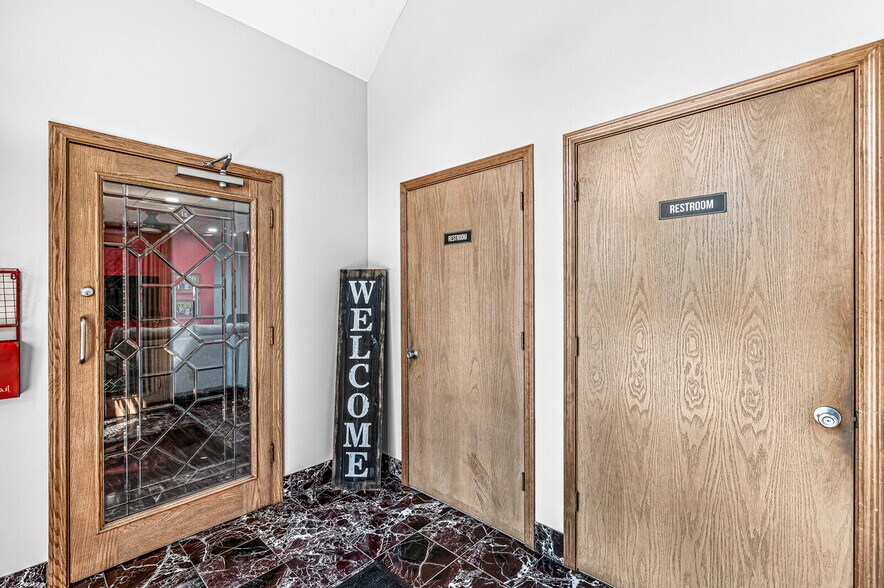 More Photos Of 4022 Arbor Ln, New Palestine Medical For Lease