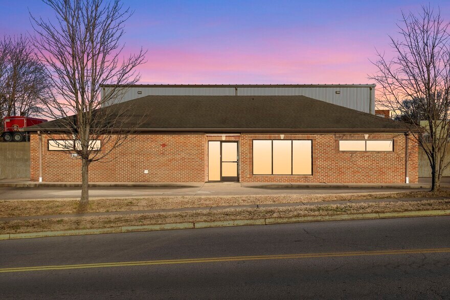 More Photos Of 215 8th St, Clarksville Medical For Lease