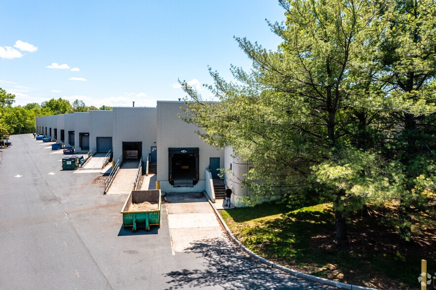 More Photos Of 400 Apgar Dr, Somerset Warehouse For Lease