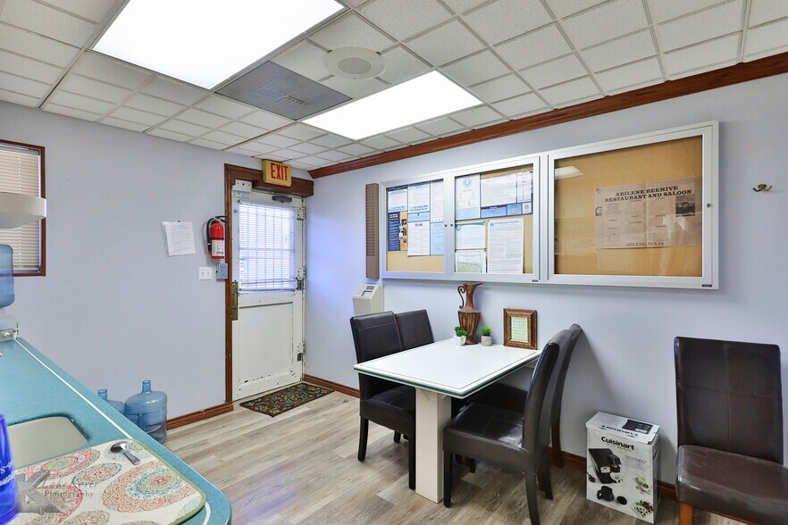 More Photos Of 318 Cedar St, Abilene Storefront Retail Office For Sale