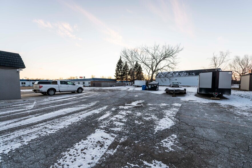 More Photos Of 1119 N 42nd St, Grand Forks Office For Lease