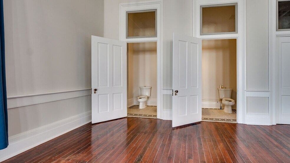 More Photos Of 36 W Broughton St, Savannah Office For Lease