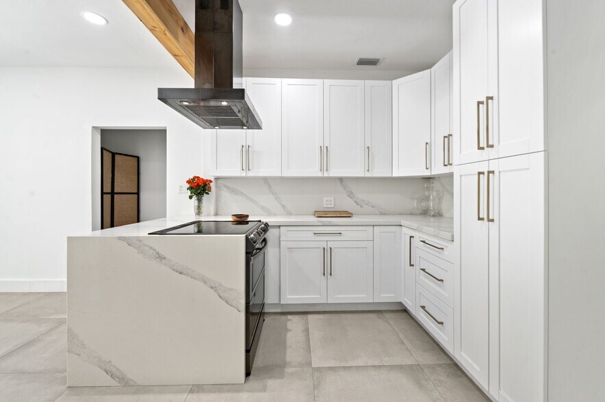 More Photos Of 5981 NE 6th Ave, Miami Office For Sale