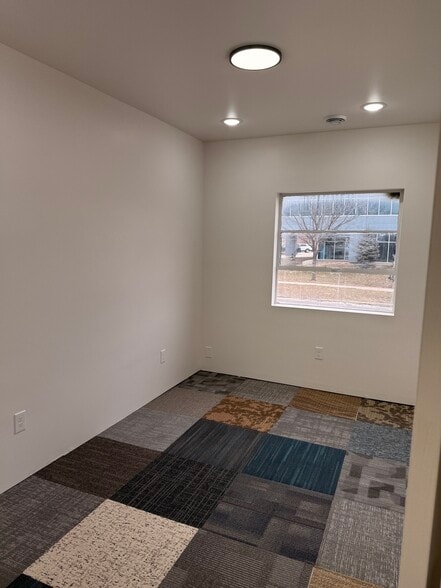 More Photos Of 2011 Hull Ave, Des Moines Truck Terminal For Lease