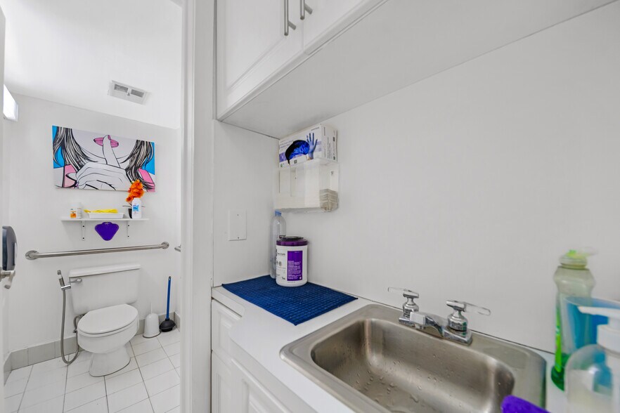 More Photos Of 2945 SW 8th St, Miami Medical For Sale