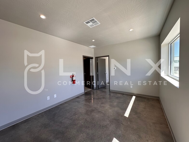 More Photos Of 563 S Commerce Dr, Hurricane Industrial For Lease