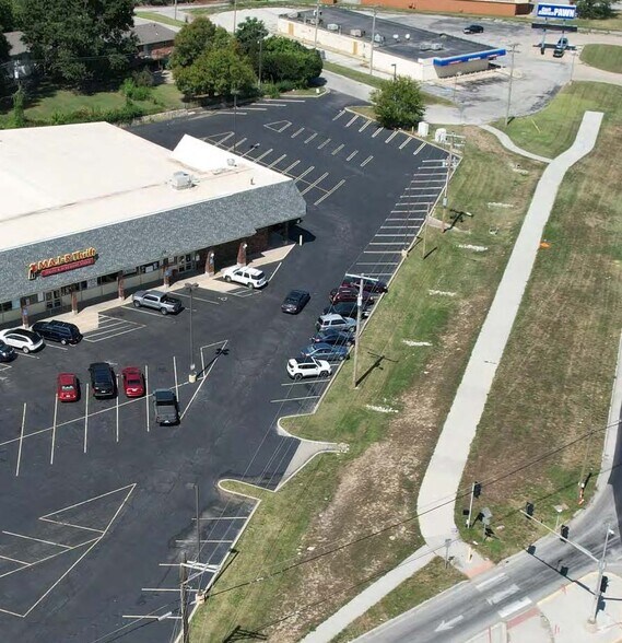 More Photos Of 7506 Raytown Rd, Kansas City Storefront For Lease