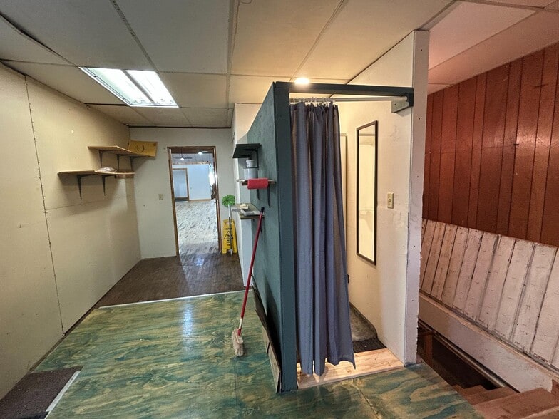 More Photos Of 212 N Main St, Ainsworth Loft Creative Space For Sale