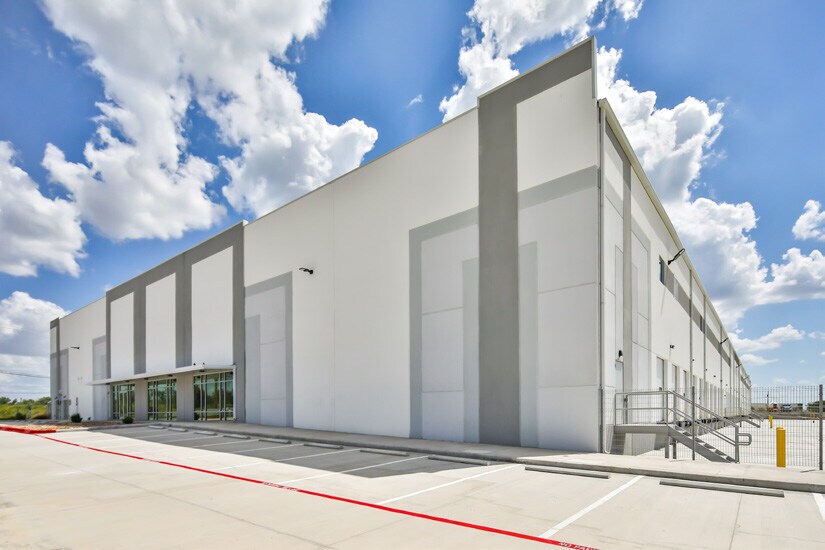 More Photos Of 102 Tottenham Dr., Laredo Warehouse For Sale
