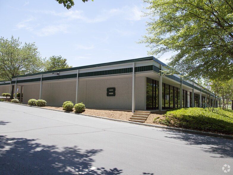 More Photos Of 25 Woods Lake Rd, Greenville Unknown For Lease