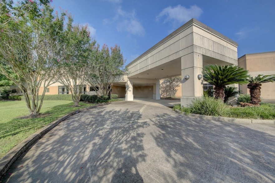 More Photos Of 901 Wilson St, Lafayette Hospital For Sale