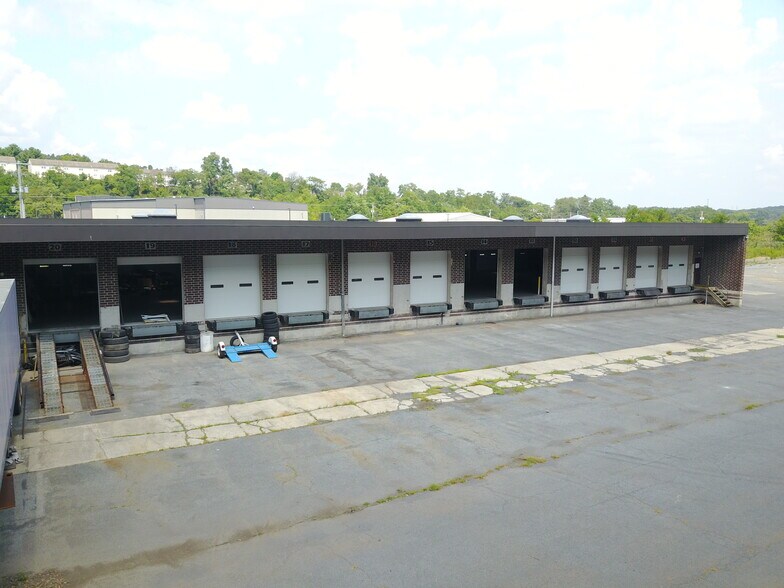 More Photos Of 7651 Derry St, Harrisburg Truck Terminal For Lease