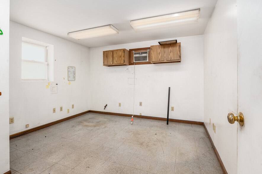 More Photos Of 127 Basin St, Hebron Warehouse For Lease