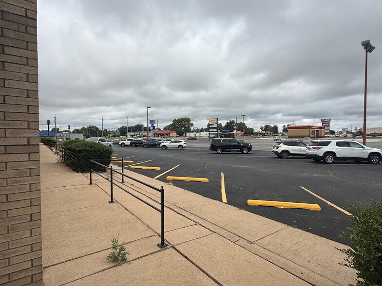 More Photos Of 1214 N Highway 81, Duncan Office For Lease