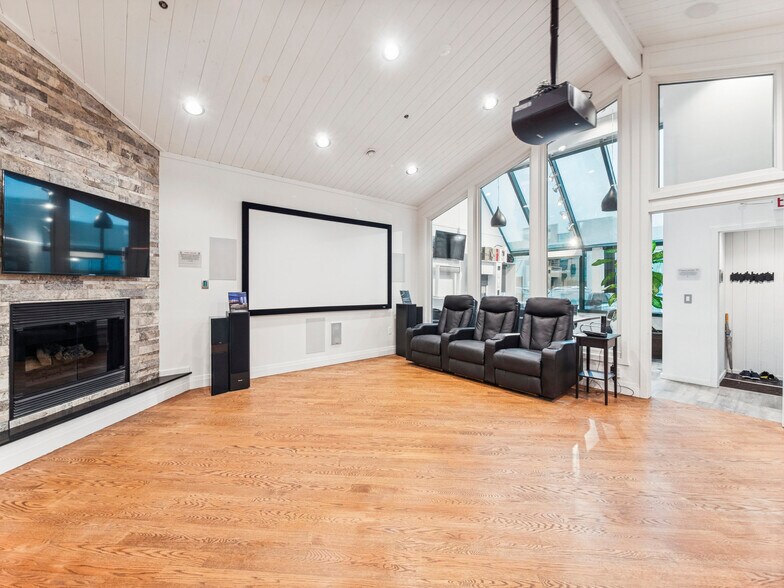 More Photos Of 175 W Beaver Creek Rd, Richmond Hill Light Distribution For Sale