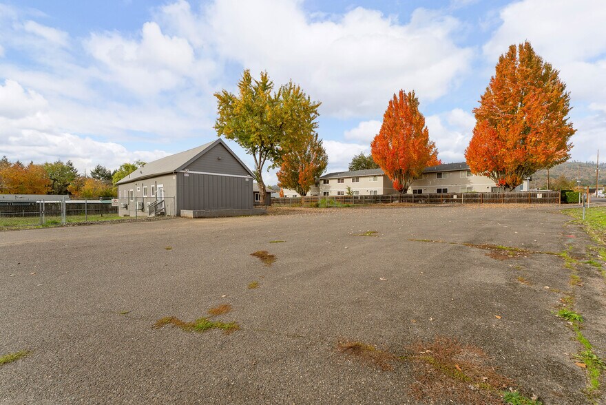 More Photos Of 132 NE Rifle Range St, Roseburg Apartments For Sale