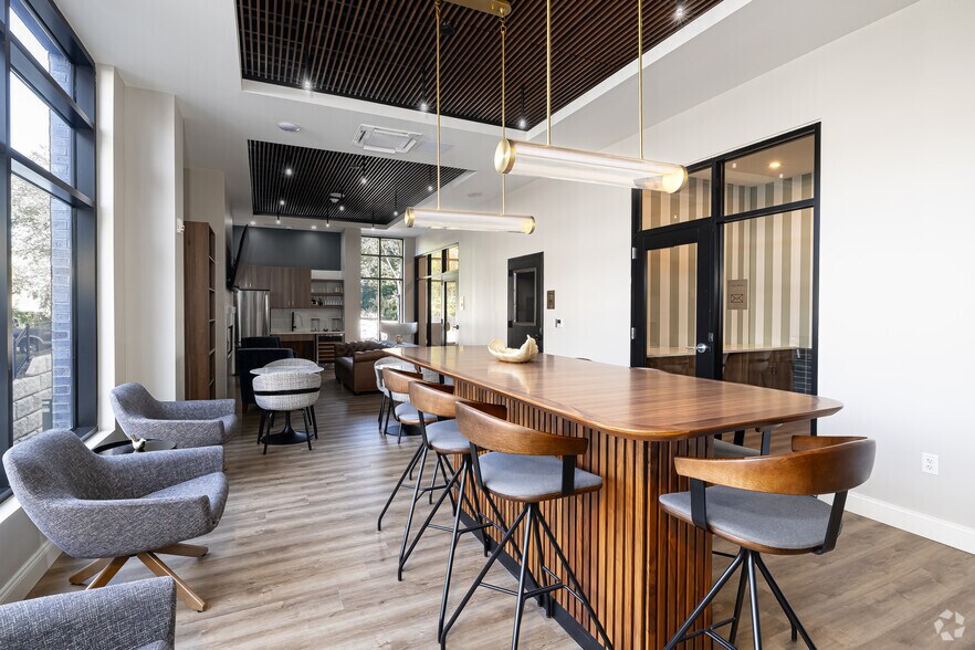 More Photos Of 920-924 Farmington Ave, West Hartford Apartments For Lease