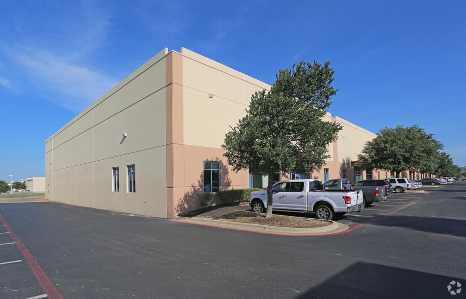 More Photos Of 33 Cypress Blvd, Round Rock Warehouse For Lease