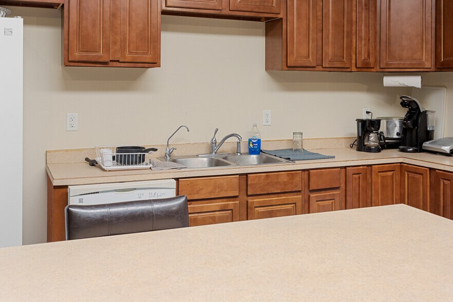 More Photos Of 2066 125th Ave, Watford City Showroom For Sale