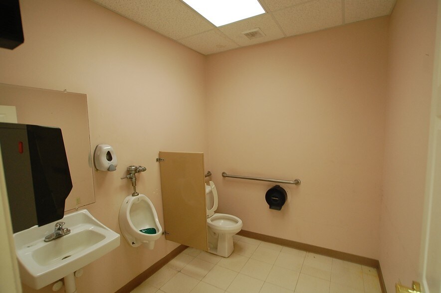 More Photos Of 6101 43rd St, Lubbock Storefront For Lease