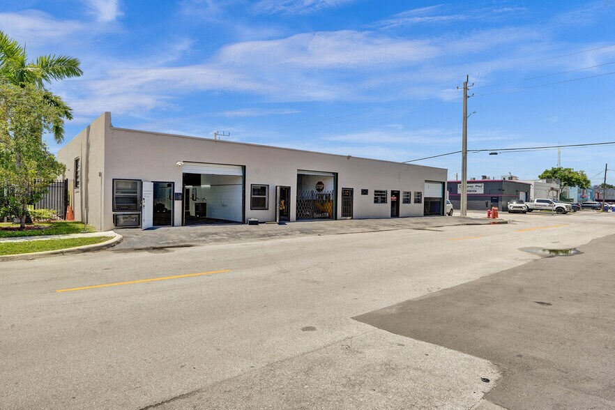 More Photos Of 828 NW 1st St, Fort Lauderdale Service For Sale