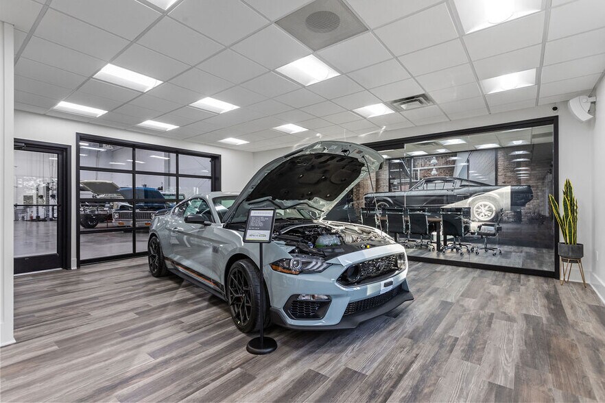 More Photos Of 3455 Centerpoint Dr, Grove City Warehouse For Lease