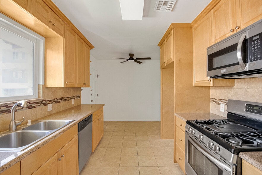 More Photos Of 447 S Palm Dr, Beverly Hills Apartments For Sale