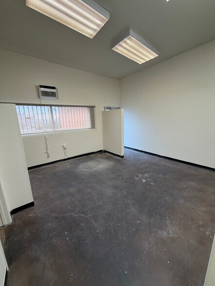 More Photos Of 421 W Palmer Ave, Glendale Warehouse For Lease