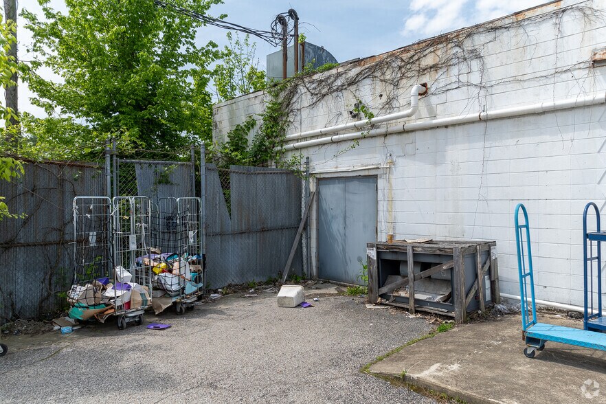 More Photos Of 412 Wurtland Ave, Greenup Freestanding For Lease