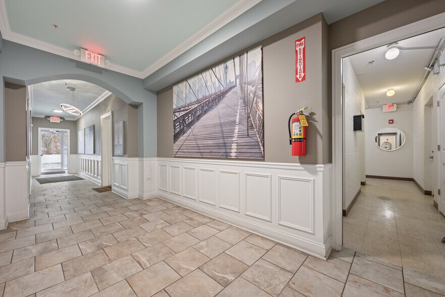 More Photos Of 15524 Cicero Ave, Oak Forest Apartments For Sale