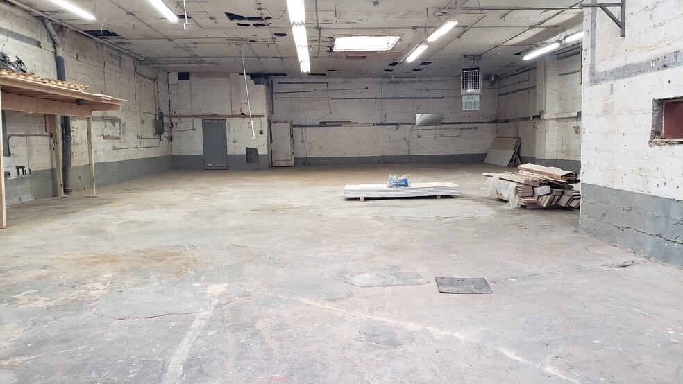 More Photos Of 360 Scholes St, Brooklyn Warehouse For Lease