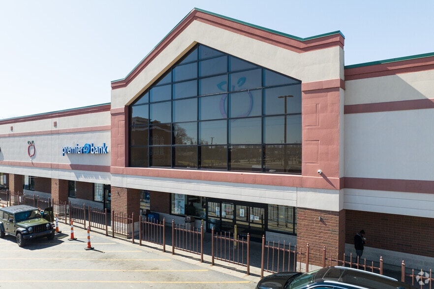 More Photos Of 1707 Cherry St, Toledo Supermarket For Lease