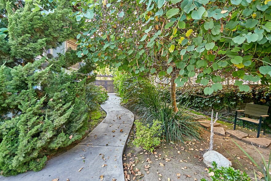 More Photos Of 658 S Bronson Ave, Los Angeles Office Residential For Sale