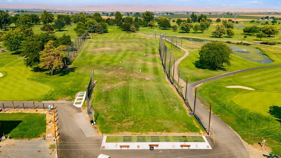 More Photos Of 31 Ray Rd, Sunnyside Sports And Entertainment For Sale