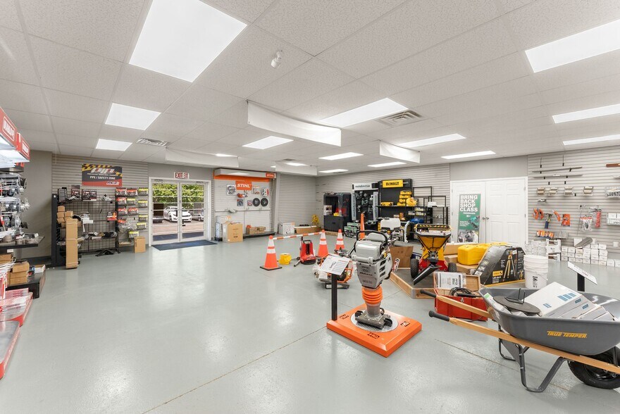 More Photos Of 3917 Old Flowery Branch Rd, Oakwood Flex For Lease