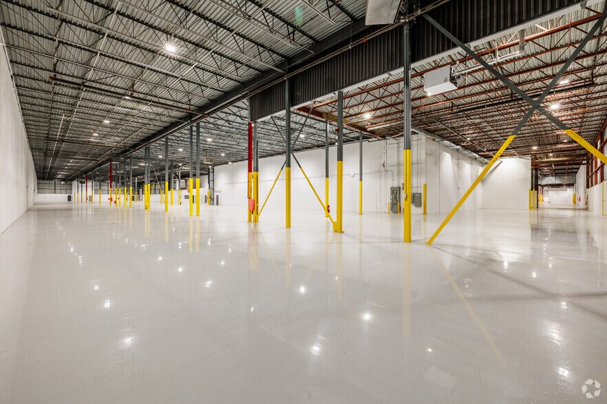 More Photos Of 1660-1700 Boul Hymus, Dorval Warehouse For Lease