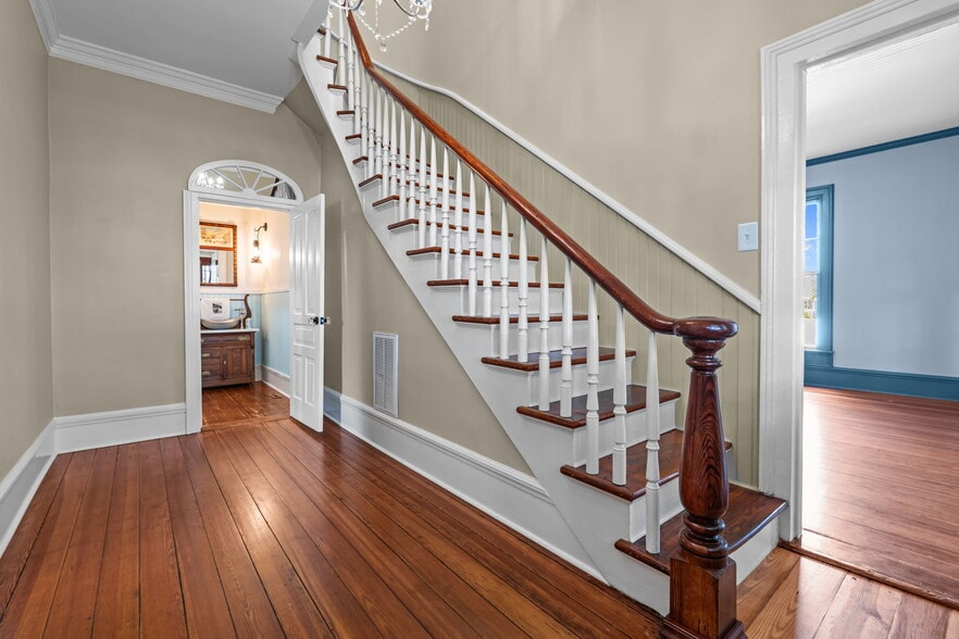 More Photos Of 202 W Main St, Sanford Office Residential For Lease