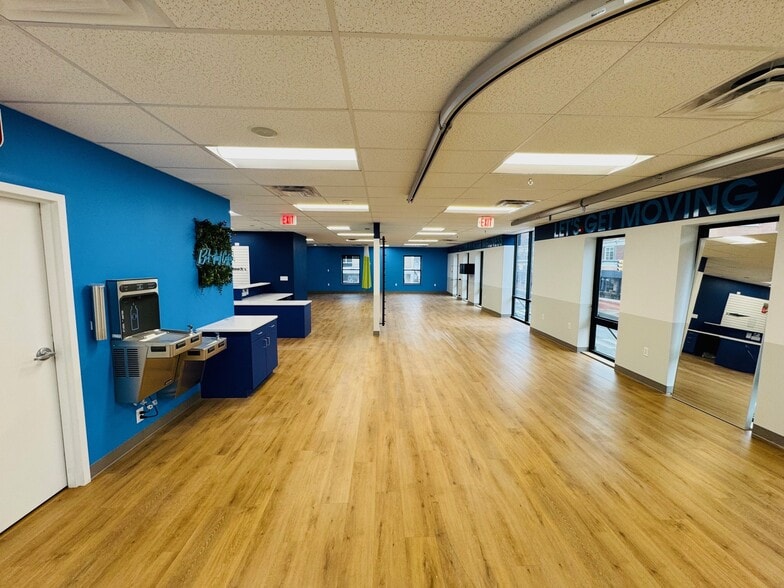 More Photos Of 603 W Broad St, Falls Church Storefront Retail Office For Lease