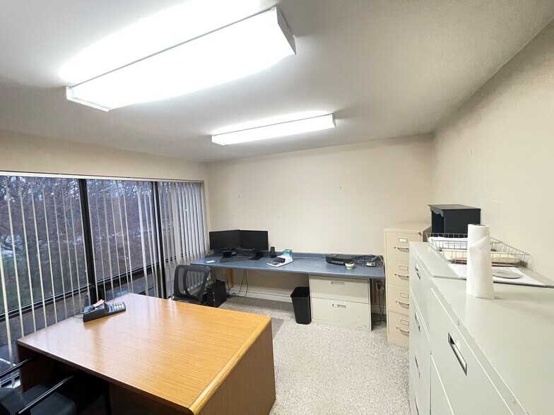 More Photos Of 567 Vauxhall St, Waterford Medical For Sale