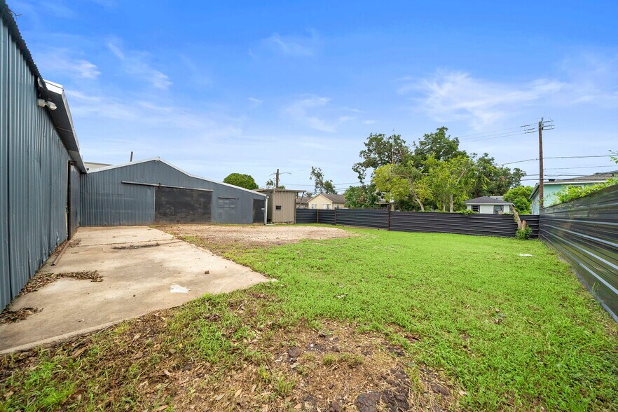 More Photos Of 120 N Bryan St, Houston Warehouse For Lease