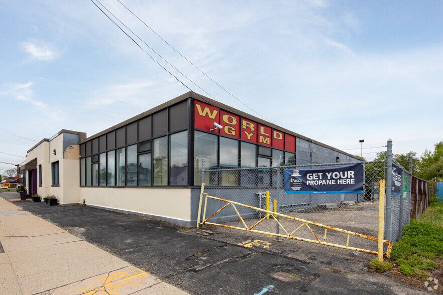 More Photos Of 207-209 Little East Neck Rd, West Babylon Storefront Retail Office For Sale