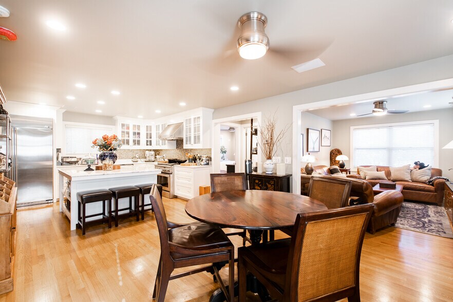 More Photos Of 31 N Main St, East Hampton Hospitality For Sale