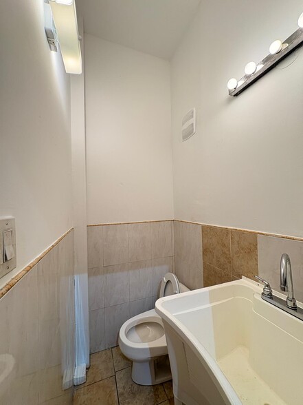 More Photos Of 1727 Second Ave, New York Apartments For Lease