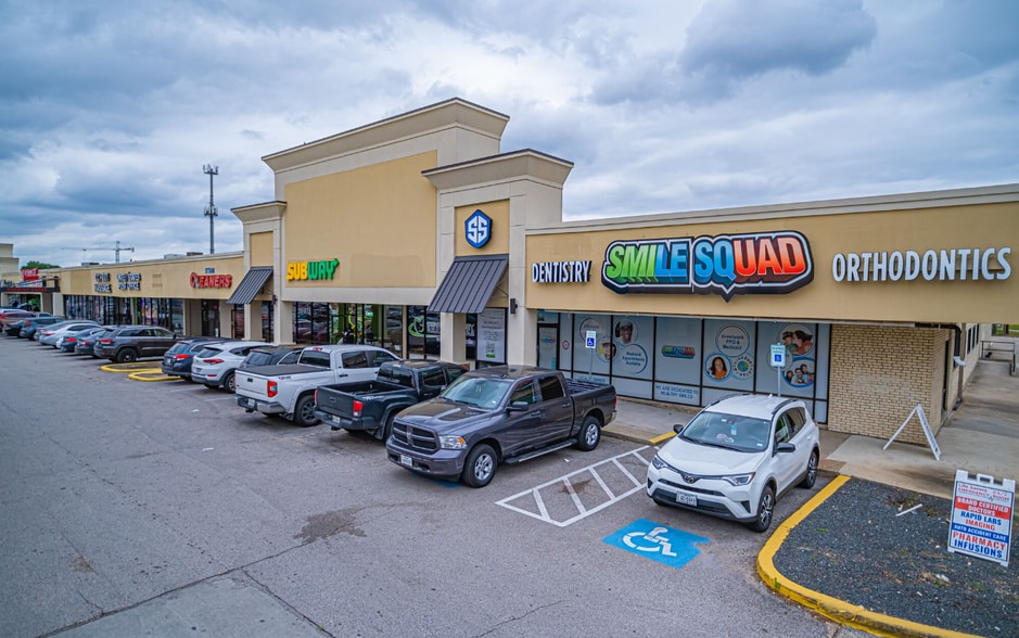 More Photos Of 3800 N Shepherd Dr, Houston Unknown For Lease