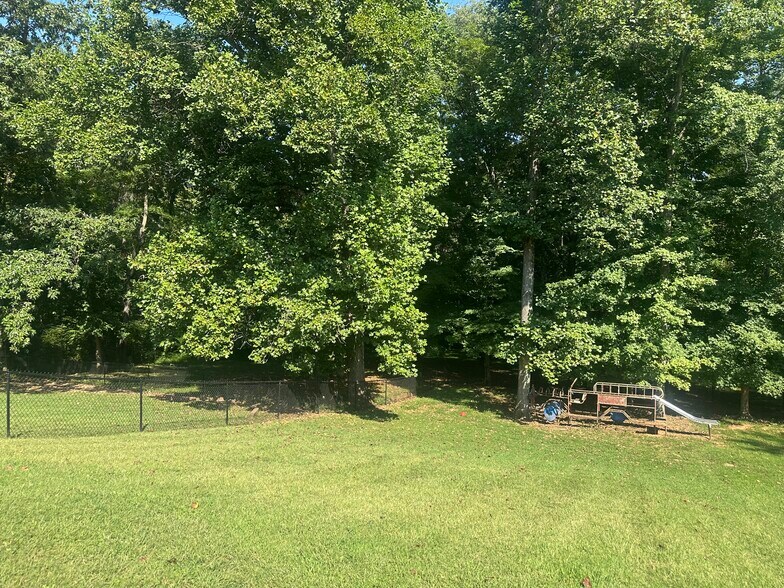 More Photos Of 115 W Concord Dr, Clarksville Flex For Sale