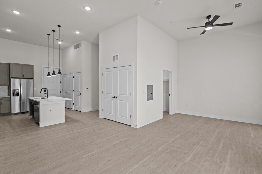 More Photos Of 760 Airport Blvd, Austin Apartments For Lease
